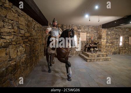 Pliska, Bulgarie. Intérieur avec des personnages de cire dans le musée Yard de l'alphabet cyrillique à Pliska. Banque D'Images