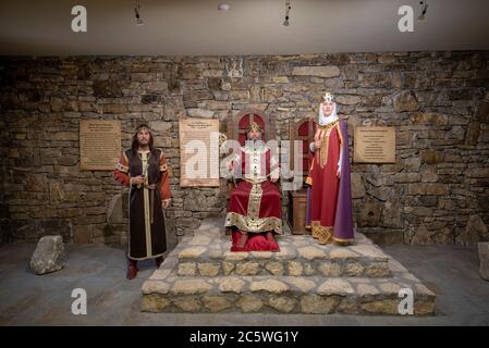 Pliska, Bulgarie. Intérieur avec des personnages de cire dans le musée Yard de l'alphabet cyrillique à Pliska. Banque D'Images