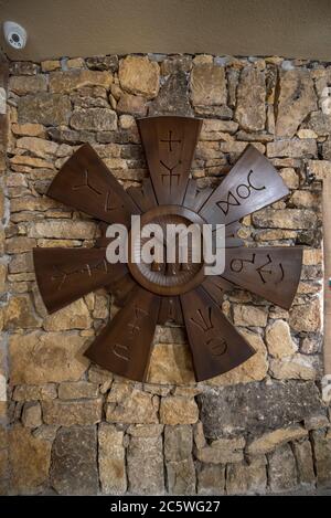 Pliska, Bulgarie. Intérieur avec des personnages de cire dans le musée Yard de l'alphabet cyrillique à Pliska. Banque D'Images