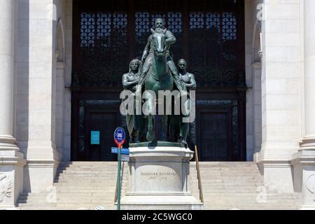 La statue équestre de Theodore Roosevelt, une sculpture en bronze située au Musée américain d'histoire naturelle de New York. Banque D'Images