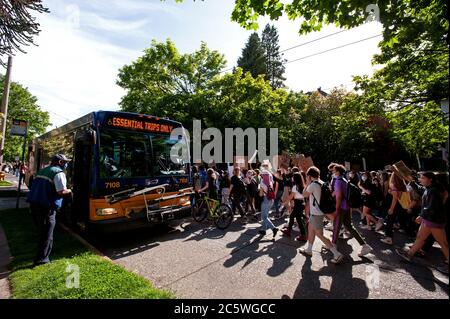 Seattle, État de Washington. Manifestation organisée par des étudiants en bus urbain avec panneau « Essential Trips Only ». Banque D'Images