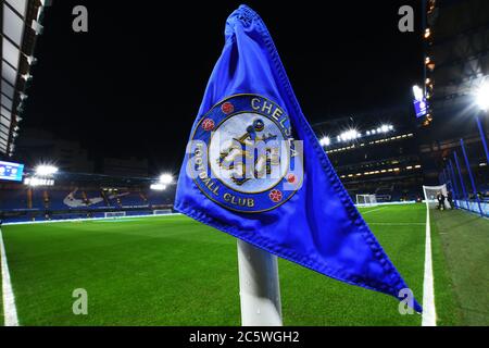 LONDRES, ANGLETERRE - 21 JANVIER 2020 : drapeau d'angle avec l'écusson de Chelsea en photo avant le match de la première ligue 2019/20 entre le Chelsea FC et l'Arsenal FC à Stamford Bridge. Banque D'Images