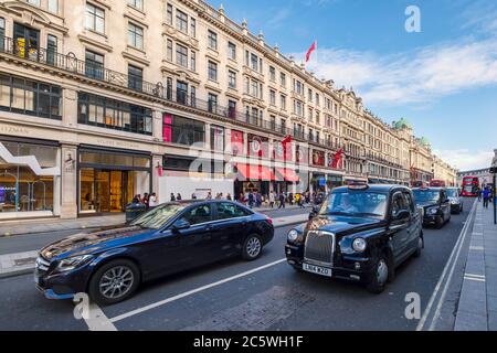 Taxis noirs typiques à la célèbre Regent Street à Londres Banque D'Images