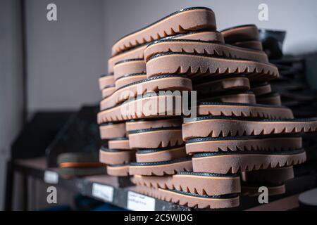 etagère avec moule et semelles intérieures pour chaussures dans une usine moderne Banque D'Images