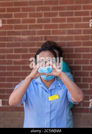 Harrogate, North Yorkshire, Royaume-Uni. 5 juillet 2020. Le personnel du NHS se réunit à l'extérieur de l'hôpital Harrogate pour célébrer le 72e anniversaire du NHS et pour vous dire tank à tous les travailleurs clés qui ont aidé le public à traverser la pandémie. Crédit: ernesto rogata/Alay Live News Banque D'Images