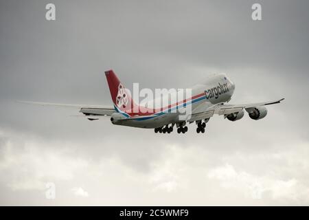 Prestwick, Écosse, Royaume-Uni. 5 juillet 2020. Photo : Cargolux Boeing 747-8R7F Jumbo Jet Air Freighter (reg LX-VCJ) vu décoller sur une piste très humide et venteuse de l'aéroport international de Glasgow Prestwick à destination du Luxembourg avec une charge de fret aérien. Crédit : Colin Fisher/Alay Live News Banque D'Images