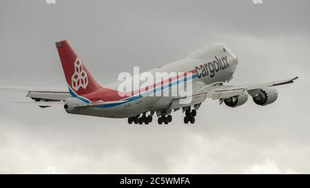 Prestwick, Écosse, Royaume-Uni. 5 juillet 2020. Photo : Cargolux Boeing 747-8R7F Jumbo Jet Air Freighter (reg LX-VCJ) vu décoller sur une piste très humide et venteuse de l'aéroport international de Glasgow Prestwick à destination du Luxembourg avec une charge de fret aérien. Crédit : Colin Fisher/Alay Live News Banque D'Images