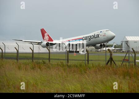 Prestwick, Écosse, Royaume-Uni. 5 juillet 2020. Photo : Cargolux Boeing 747-8R7F Jumbo Jet Air Freighter (reg LX-VCJ) vu décoller sur une piste très humide et venteuse de l'aéroport international de Glasgow Prestwick à destination du Luxembourg avec une charge de fret aérien. Crédit : Colin Fisher/Alay Live News Banque D'Images