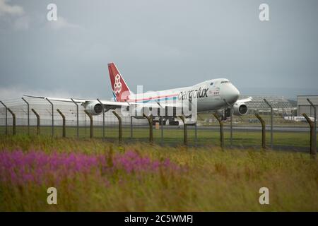 Prestwick, Écosse, Royaume-Uni. 5 juillet 2020. Photo : Cargolux Boeing 747-8R7F Jumbo Jet Air Freighter (reg LX-VCJ) vu décoller sur une piste très humide et venteuse de l'aéroport international de Glasgow Prestwick à destination du Luxembourg avec une charge de fret aérien. Crédit : Colin Fisher/Alay Live News Banque D'Images