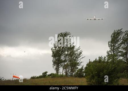 Prestwick, Écosse, Royaume-Uni. 5 juillet 2020. Photo : Cargolux Boeing 747-8R7F Jumbo Jet Air Freighter (reg LX-VCJ) vu décoller sur une piste très humide et venteuse de l'aéroport international de Glasgow Prestwick à destination du Luxembourg avec une charge de fret aérien. Crédit : Colin Fisher/Alay Live News Banque D'Images