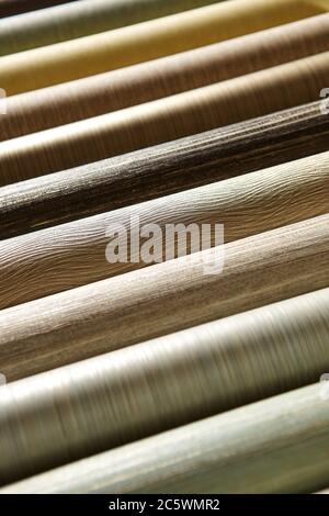 Gros plan de divers rouleaux de papier peint dans un magasin Banque D'Images