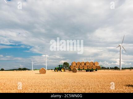 Windrkraftanlagen auf einem Getreidefeld in Schleswig-Holstein während der Ernte in Herbst Banque D'Images