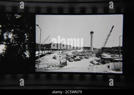 Belle photo en noir et blanc vintage des années 70 de la tour de contrôle de la circulation aérienne à l'aéroport O'Hare de Chicago, Illinois. Banque D'Images