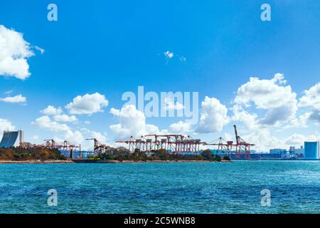 tokyo, japon - avril 04 2020 : le paysage marin des grues portiques du terminal international des conteneurs dans le port de Tokyo avec les deux unités de ventilation Banque D'Images