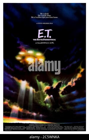 E.T. The Extra-Terrestrial (1982), réalisé par Steven Spielberg et mettant en vedette Henry Thomas, Drew Barrymore, Peter Coyote et Robert MacNaughton. Un enfant forme un lien spécial avec un étranger marooné sur terre. Banque D'Images