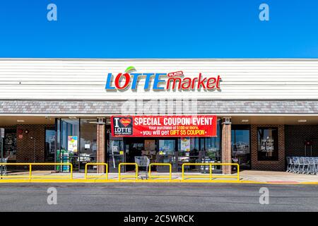 Herndon, USA - 9 mars 2020: Rue dans le centre commercial avec extérieur de Lotte, magasin coréen asiatique de vente de produits en Virginie Fairfax Banque D'Images