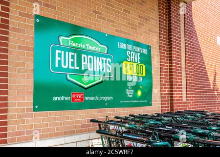 Warrenton, USA - 9 juin 2020 : panneau d'entrée pour le programme de fidélité des points de carburant à Harris Teeter Kroger épicerie magasin d'affaires en Virginie avec personne an Banque D'Images