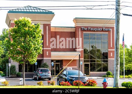 Warrenton, USA - 9 juin 2020 : panneau pour le quartier des affaires et le parking de la banque du comté de Fauquier en Virginie avec l'architecture en brique et personne Banque D'Images