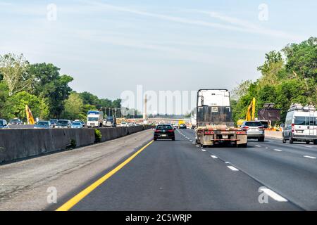 Gainesville, États-Unis - 9 juin 2020 : circulation sur l'autoroute interstate i-66 en Virginie avec camions et beaucoup de voitures point de vue en voiture dans le métro de Washington DC Banque D'Images