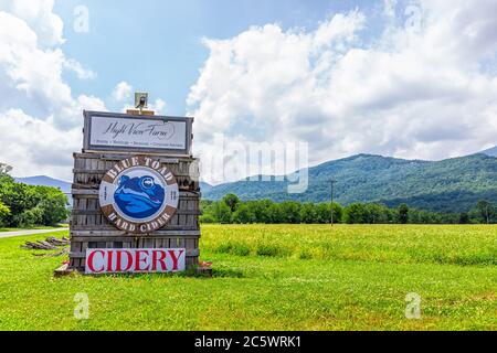 Roseland, USA - 9 juin 2020 : Nelson County, Virginie près des montagnes Blue Ridge parkway en campagne d'été et panneau d'entrée pour Blue Toad Hard cid Banque D'Images