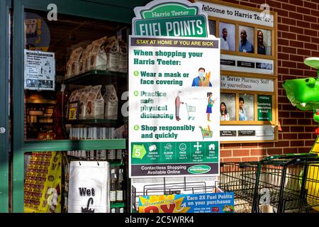 Warrenton, USA - 9 juin 2020 : panneau d'entrée pour les points de carburant et les pourboires aux coronavirus à l'épicerie Harris Teeter Kroger en Virginie avec nobo Banque D'Images