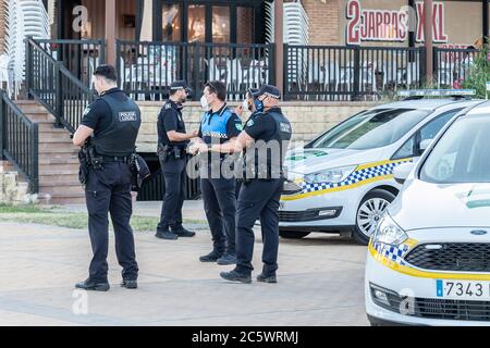 Huelva, Espagne - 4 juillet 2020: Police espagnole avec logo de la police locale sur l'uniforme maintenir l'ordre public dans la promenade de la plage d'Islantilla Banque D'Images