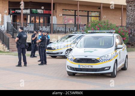 Huelva, Espagne - 4 juillet 2020: Police espagnole avec logo de la police locale sur l'uniforme maintenir l'ordre public dans la promenade de la plage d'Islantilla Banque D'Images