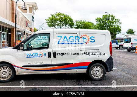 Herndon, USA - 11 juin 2020 : centre commercial Virginia Fairfax County Strip Mall avec panneau sur la fourgonnette pour Zagros chauffage et climatisation Banque D'Images