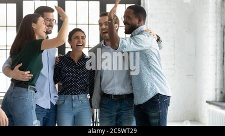 Les employés multiethniques accomplissent un projet célébrant le succès en donnant cinq Banque D'Images