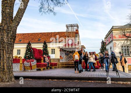 Varsovie, Pologne - 19 décembre 2019: Vieille ville historique Krakowskie Przedmiescie rue en hiver avec Noël scène de vacances du nouvel an et les gens Banque D'Images