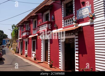 Rangée de belles maisons de style colonial rouge à Panaji, Goa, Inde. Banque D'Images