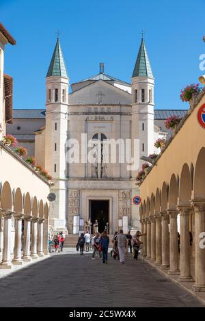 cascia,italie juillet 05 2020:aveneu santa rita di cascia avec la cathédrale en arrière-plan, par une journée ensoleillée Banque D'Images