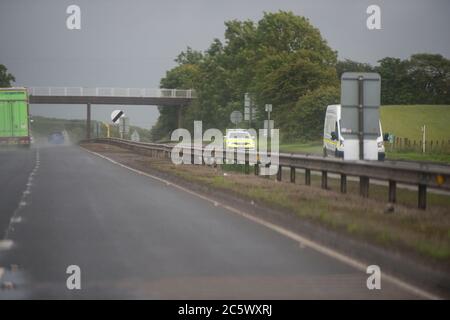 Monkton, Écosse, Royaume-Uni. 5 juillet 2020. Photo : accident de la route sur la chaussée nord de la route A77, près de la station de service de Monkton. Une voiture de la famille Renault Clio blanche quitte le chemin de la voiture sur l'A77 et a fini dans le champ aa. Tous les sacs gonflables déployés et une famille de 3 personnes (un homme par jour et un bébé) ont été vus debout à côté de la voiture dans le champ. Des services de police et d'ambulance étaient présents, où le traitement a été donné par des ambulanciers paramédicaux. Crédit : Colin Fisher/Alay Live News Banque D'Images