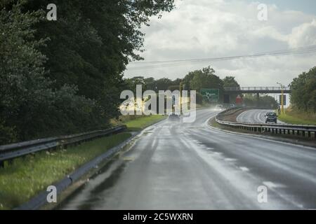 Monkton, Écosse, Royaume-Uni. 5 juillet 2020. Photo : accident de la route sur la chaussée nord de la route A77, près de la station de service de Monkton. Une voiture de la famille Renault Clio blanche quitte le chemin de la voiture sur l'A77 et a fini dans le champ aa. Tous les sacs gonflables déployés et une famille de 3 personnes (un homme par jour et un bébé) ont été vus debout à côté de la voiture dans le champ. Des services de police et d'ambulance étaient présents, où le traitement a été donné par des ambulanciers paramédicaux. Crédit : Colin Fisher/Alay Live News Banque D'Images