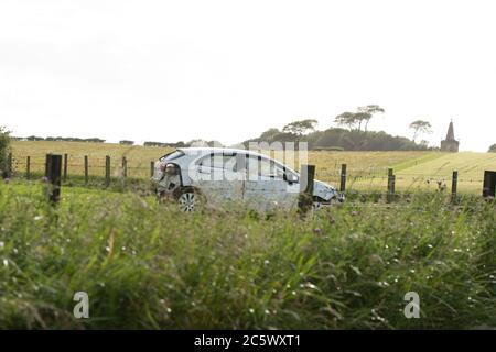 Monkton, Écosse, Royaume-Uni. 5 juillet 2020. Photo : accident de la route sur la chaussée nord de la route A77, près de la station de service de Monkton. Une voiture de la famille Renault Clio blanche quitte le chemin de la voiture sur l'A77 et a fini dans le champ aa. Tous les sacs gonflables déployés et une famille de 3 personnes (un homme par jour et un bébé) ont été vus debout à côté de la voiture dans le champ. Des services de police et d'ambulance étaient présents, où le traitement a été donné par des ambulanciers paramédicaux. Crédit : Colin Fisher/Alay Live News Banque D'Images