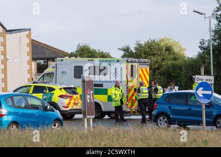 Monkton, Écosse, Royaume-Uni. 5 juillet 2020. Photo : accident de la route sur la chaussée nord de la route A77, près de la station de service de Monkton. Une voiture de la famille Renault Clio blanche quitte le chemin de la voiture sur l'A77 et a fini dans le champ aa. Tous les sacs gonflables déployés et une famille de 3 personnes (un homme par jour et un bébé) ont été vus debout à côté de la voiture dans le champ. Des services de police et d'ambulance étaient présents, où le traitement a été donné par des ambulanciers paramédicaux. Crédit : Colin Fisher/Alay Live News Banque D'Images