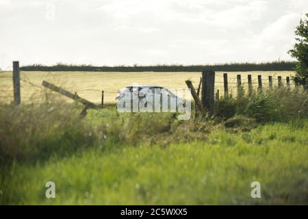 Monkton, Écosse, Royaume-Uni. 5 juillet 2020. Photo : accident de la route sur la chaussée nord de la route A77, près de la station de service de Monkton. Une voiture de la famille Renault Clio blanche quitte le chemin de la voiture sur l'A77 et a fini dans le champ aa. Tous les sacs gonflables déployés et une famille de 3 personnes (un homme par jour et un bébé) ont été vus debout à côté de la voiture dans le champ. Des services de police et d'ambulance étaient présents, où le traitement a été donné par des ambulanciers paramédicaux. Crédit : Colin Fisher/Alay Live News Banque D'Images