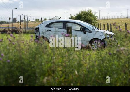 Monkton, Écosse, Royaume-Uni. 5 juillet 2020. Photo : accident de la route sur la chaussée nord de la route A77, près de la station de service de Monkton. Une voiture de la famille Renault Clio blanche quitte le chemin de la voiture sur l'A77 et a fini dans le champ aa. Tous les sacs gonflables déployés et une famille de 3 personnes (un homme par jour et un bébé) ont été vus debout à côté de la voiture dans le champ. Des services de police et d'ambulance étaient présents, où le traitement a été donné par des ambulanciers paramédicaux. Crédit : Colin Fisher/Alay Live News Banque D'Images