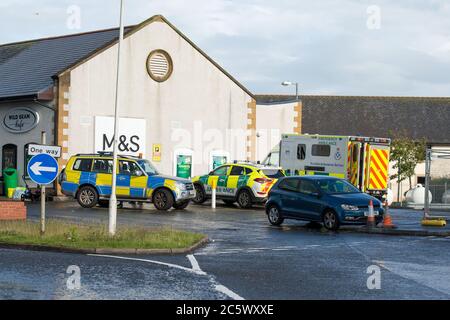 Monkton, Écosse, Royaume-Uni. 5 juillet 2020. Photo : accident de la route sur la chaussée nord de la route A77, près de la station de service de Monkton. Une voiture de la famille Renault Clio blanche quitte le chemin de la voiture sur l'A77 et a fini dans le champ aa. Tous les sacs gonflables déployés et une famille de 3 personnes (un homme par jour et un bébé) ont été vus debout à côté de la voiture dans le champ. Des services de police et d'ambulance étaient présents, où le traitement a été donné par des ambulanciers paramédicaux. Crédit : Colin Fisher/Alay Live News Banque D'Images