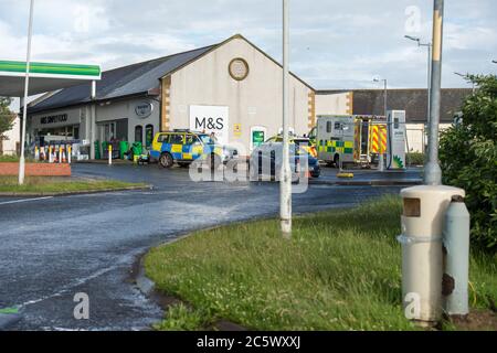 Monkton, Écosse, Royaume-Uni. 5 juillet 2020. Photo : accident de la route sur la chaussée nord de la route A77, près de la station de service de Monkton. Une voiture de la famille Renault Clio blanche quitte le chemin de la voiture sur l'A77 et a fini dans le champ aa. Tous les sacs gonflables déployés et une famille de 3 personnes (un homme par jour et un bébé) ont été vus debout à côté de la voiture dans le champ. Des services de police et d'ambulance étaient présents, où le traitement a été donné par des ambulanciers paramédicaux. Crédit : Colin Fisher/Alay Live News Banque D'Images