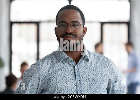 Photo de la tête du portrait d'homme d'affaires du directeur exécutif africain auto-assuré Banque D'Images