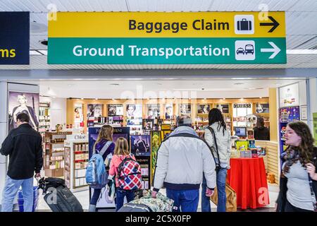 New York City,NY Queens NYC,aéroport LaGuardia,LGA,terminal,direction,panneau,informations,retrait des bagages,transport terrestre,shopping shopper shoppers sh Banque D'Images