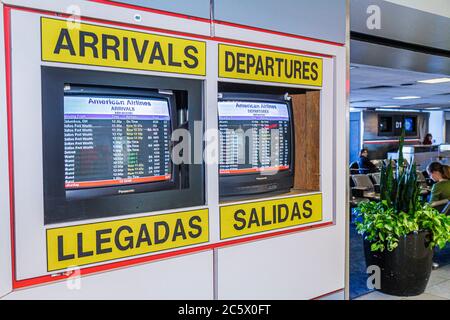 New York City,NY NY Queens,aéroport LaGuardia,LGA,terminal,American Airlines,écran d'informations de vol,arrivées,départs,bilingue,espagnol,anglais,m Banque D'Images