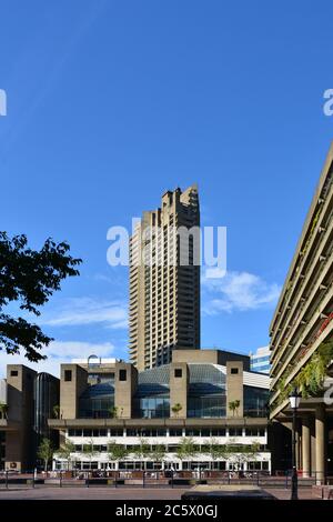 Le Barbican Center avec l'une des tours de Barbican Estate en arrière-plan, City of London, Royaume-Uni Banque D'Images