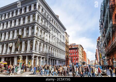 New York,New York City,NYC,Lower,Manhattan,SoHo,Cast Iron Historic District,architecture,architectural,Broome Street,Broadway,Haughwout bâtiment,foule Banque D'Images