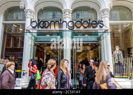 New York City, New York NY Lower, Manhattan, SoHo, Broadway, Cast Iron Historic District, Bloomingdale's, grand magasin, fenêtre, porte, entrée, panneaux, shopping sho Banque D'Images