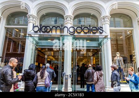 New York City, New York NY Lower, Manhattan, SoHo, Broadway, Cast Iron Historic District, Bloomingdale's, grand magasin, fenêtre, porte, entrée, panneaux, shopping sho Banque D'Images