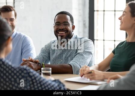 Le chef d'équipe africain bénéficie d'une communication positive lors d'un briefing avec les collègues Banque D'Images