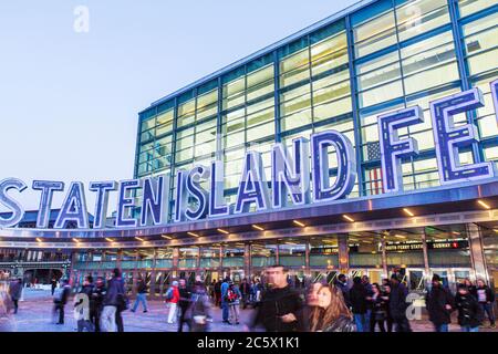 New York City, New York NY Lower, Manhattan, Staten Island Ferry, Whitehall terminal, crépuscule, soirée, navettage, Frédéric Schwartz, signe, lettres de canal néon, bleu, pa Banque D'Images