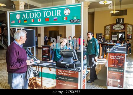 New York City, NYC NY Statue of Liberty National Monument, Ellis Island Immigration Museum, hall, visite audio, homme hommes hommes adultes, femme femmes Banque D'Images